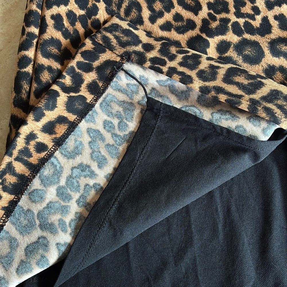 MICHAEL KORS leopard skirt, back slit, lined, exposed gold zipper in back. 16 - Picture 10 of 17